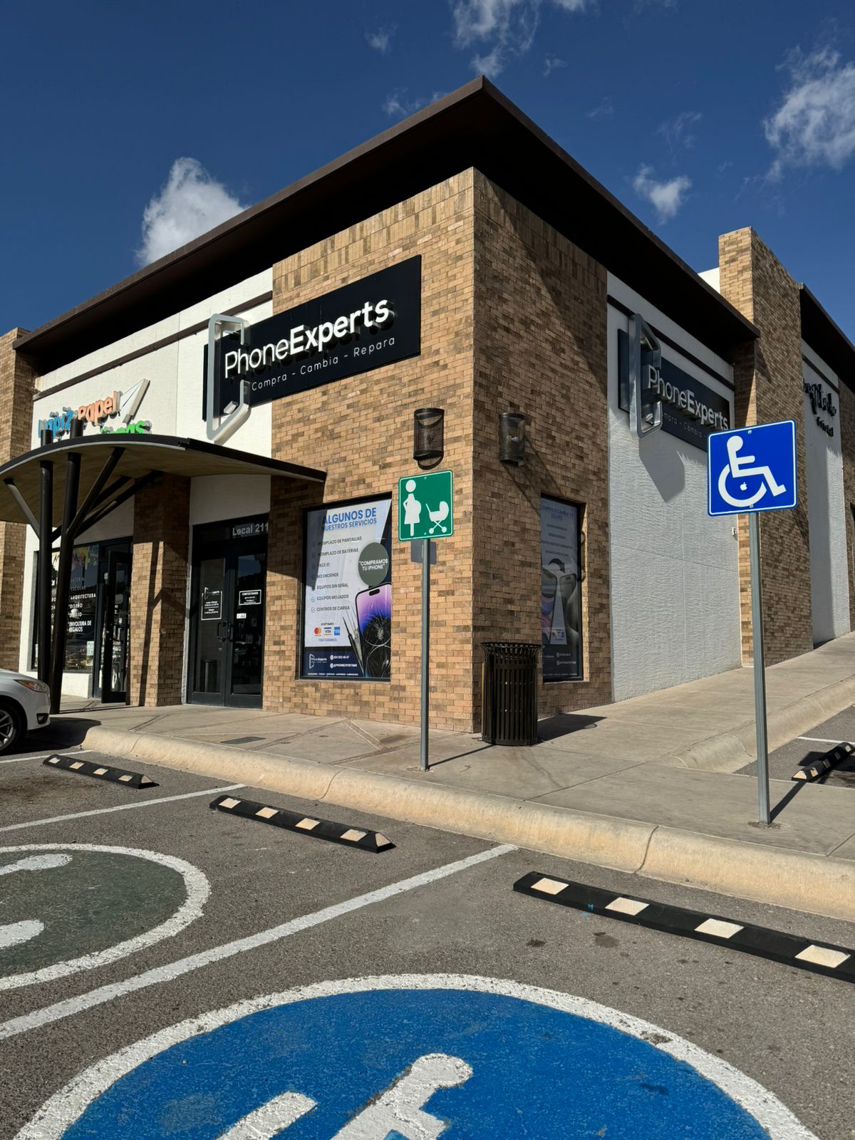 Av. Francisco Villa 4907, Plaza Arboledas. Local físico, no punto de entrega.